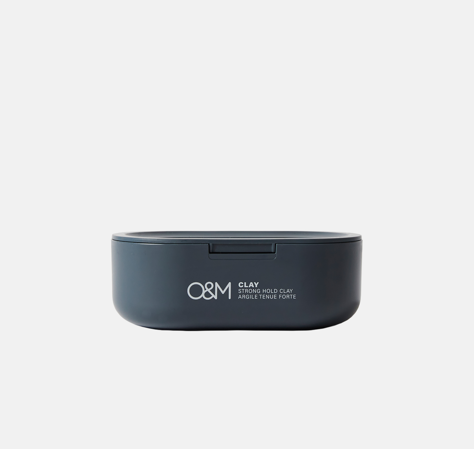O&M Clay 100 g – vegansk stylinglera med stark stadga, matt finish, kaolinlera och antioxidanter för textur och volym hela dagen.