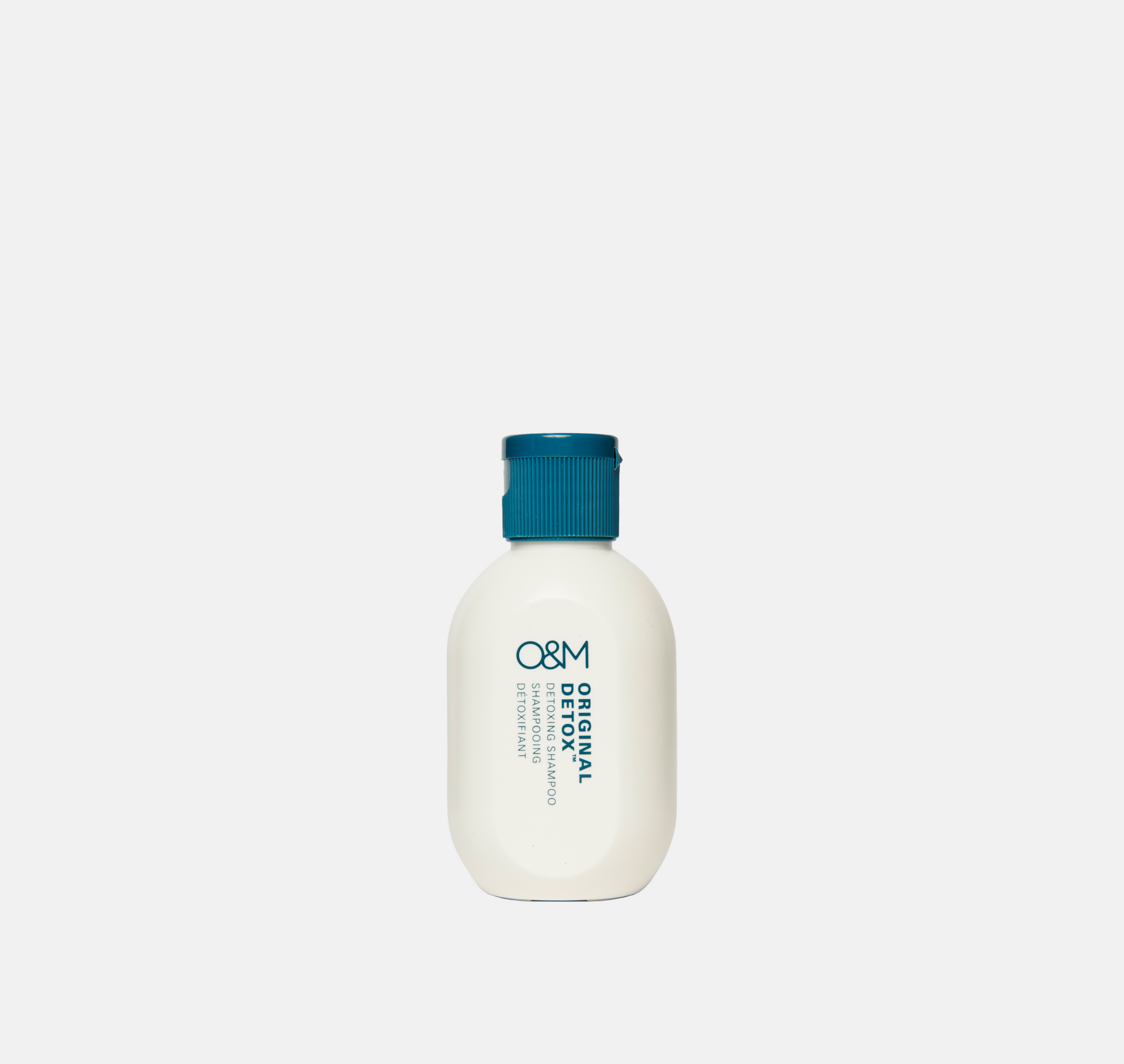 Djuprengörande schampo i travel size förpackning som avlägsnar produktrester och talg, balanserar hårbotten och passar färgat hår samt löshår.